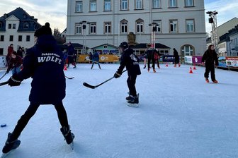 Eisarena Schneeberg: 7500 Besucher genießen Eislaufspaß mitten in der Bergstadt - Der Nachwuchs der Schönheider Wölfe trainierte in der Eisarena.