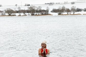 Eisbaden in der Talsperre Pöhl: Diese Vogtländerin zeigt Neugierigen, wie‘s geht - Die Plauenerin Nadine Unger schwört auf Eisbaden in der Talsperre Pöhl.