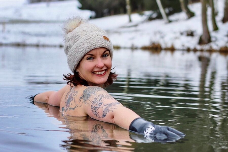 Eisbaden in Voigtsdorf: Erst greift sie zur Axt, dann geht sie ins Wasser - Am liebsten taucht Yvonne Hedrich in das eiskalte Wasser eines privaten Teiches unweit ihres Hauses. 