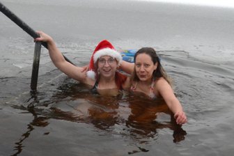 Eisbaden zu Weihnachten im Vogtland: Die besondere Tradition einer Familie mit emotionaler Bedeutung - Mehr als ein Dutzend Unerschrockener, darunter Isabell Berger und Carina Mothes, sind am Heiligabend ins kalte Wasser gestiegen. Das Eisbaden ist zur Tradition geworden. Die Geschichte dahinter ist emotional.