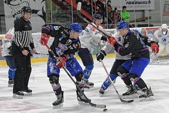 Eisbären wehren sich wacker gegen die Wölfe - Florian Heinz (l.) - hier gegen Chemnitz - gelang das Siegtor in Berlin 42 Sekunden vor Ultimo.
