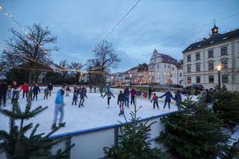 Eisbahn am Schloss in Glauchau: Was Besucher zum winterlichen Freizeitspaß an Weihnachten wissen müssen - Blick zur Eisbahn in Glauchau: Besucher können täglich auf die rund 300 Quadratmeter große Eisfläche.