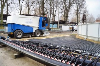 Eisbahn-Eröffnung ein paar Stunden später - Michael Bleck auf der Eismaschine. Sie kam Dienstagmittag aber nicht zum Einsatz, erst einmal wird aus vollen Rohren gekühlt, um die Eisfläche zu erzeugen.