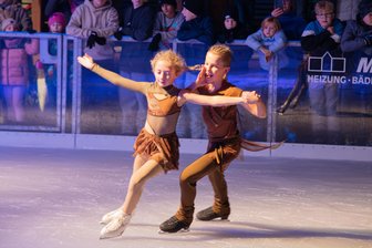 Eisbahn im Vogtland eröffnet Saison: Chemnitzer Nachwuchssportler verzaubern Besucher mit toller Eiskunstlauf-Show - Zur Eröffnung der Eisbahn in Oelsnitz präsentierten unter anderem die zehnjährige Emma Queck (links) und der elfjährige Henry Pasch (rechts) aus Chemnitz eine sehenswerte Eiskunstlauf-Tanz-Show.