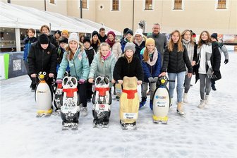 Eisbahn in Freiberg bleibt bis Ende Februar geöffnet - Die Eisbahn im Schloss Freudenstein ist am Freitag auch von Schülern der Klasse 6a aus Halsbrücke gestürmt worden.