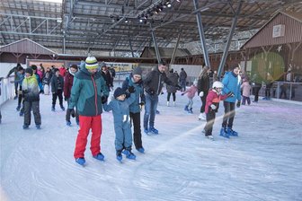 Eisbahn in Oelsnitz: Für den Fortbestand ist die Kuh vom Eis - Die Eisbahn in Oelsnitz ist in diesem Winter sehr gut besucht. Es bahnt sich die beste Saison mit mehr als 15.000 Besuchern an.