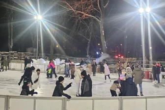 Eisbahn in Zwickau für drei weitere Winter gesichert – aber ist der Standort sinnvoll? - Eislaufen bei Flutlicht: Mehr als 10.000 Besucher wurden im vergangenen Winter auf der Eisbahn gezählt. Das Erfolgsprojekt wird deshalb fortgeführt.