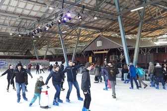Eisbahn öffnet derzeit länger -