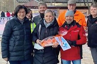 Eisbahn Oelsnitz: 10.000. Besucherin - Nanette Otto (zweite von links) und das Eisbahn-Team.