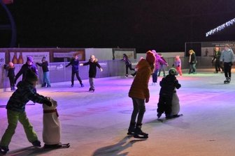 Eisbahn Oelsnitz: Entscheidung fällt - Anziehungspunkt im Winter: die Eisbahn auf dem Oelsnitzer Freibadgelände. 