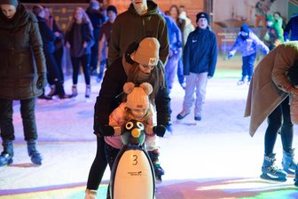 Eisbahn Oelsnitz erlebt Gäste-Ansturm in den Winterferien - Die Eisbahn in Oelsnitz wird in den Winterferien besonders von Familien, Urlaubern und Hortkindern gut besucht.