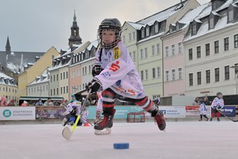 Eisbahnen im Erzgebirge: Wo in den Winterferien Schlittschuhlaufen möglich ist und was es kostet - Der Nachwuchs der Schönheider Wölfe ist bei der Eröffnung der Eisarena in Schneeberg dabei gewesen – im Bild Albrecht Seidel.