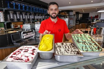 Eiscafé am Altmarkt Hohenstein-Ernstthal: Aus „Riva“ wird „Bella Ciao“ - Arment Sadiki im Eiscafé am Altmarkt in Hohenstein-Ernstthal. Von Gründonnerstag bis Ostermontag ist bereits geöffnet, doch vorerst gibt es Eis nur außer Haus. Die offizielle Eröffnung ist am 8. April.