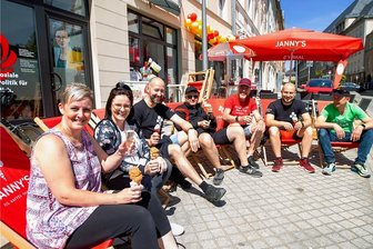 Eiscafé am Plauener Altmarkt eröffnet - Auf ein Eis: Mandy und Semanta Klein, Inhaber Tino Windisch, Andreas Kowi, Tino Hecker, Eric Bitterbier und Volker Bade (von links) ließen es sich zur Eröffnung des neuen Lokals Janny's Eis schmecken. 