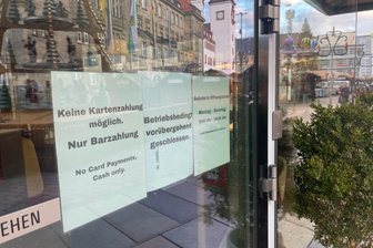 Eiscafé „Ferioli“ in Chemnitz zum zweiten Mal geschlossen: Wie geht es jetzt weiter? - „Betriebsbedingt vorübergehend geschlossen“ steht an der Eingangstür des „Ferioli“ im ehemaligen Kaufhof.