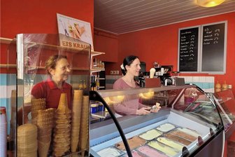 Eiscafé Krause in Wechselburg öffnet nach schwerem Schicksalsschlag wieder - Ein Herz für das Familienunternehmen: Christine Krause und ihre Tochter Elisabeth stehen seit 1987 hinter der Theke. Am Ostersonntag eröffneten sie die Eissaison 2023. Es ist gleichzeitig ein Neustart. 