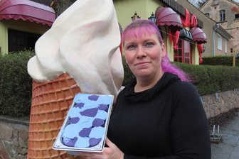 Eiscafé „Zum Römer“ in Steinpleis: Hier kostet die Kugel Eis noch einen Euro - Sabrina Rüdiger vom Eiscafé in Steinpleis präsentiert ihre Kreation Drachenschuppe - schmeckt nach Heidelbeere und färbt die Zunge blau.