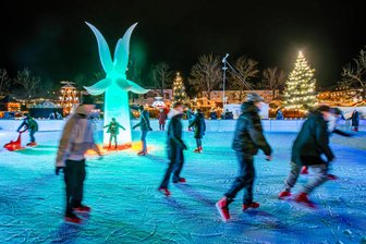 Eisdiskos locken Besucher in Marienberg und Olbernhau an - Schlittschuhlaufen und dabei Spaß haben bei Lichtshow und fettem Sound. Dutzende Schlittschuhläufer drehten am Freitagabend ihre Runden in der Marienberger Eisarena.