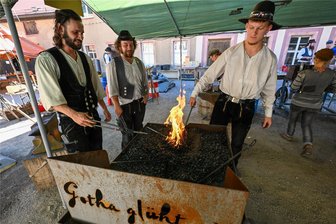 Eisen gießen mit Profis: Wandergesellen laden zum gemeinsamen Handwerken auf Schloss Wolkenburg ein - Bereits im vergangenen Jahr machten Wandergesellen auf dem Schloss Wolkenburg Halt. In dieser Woche gibt es eine Fortsetzung.