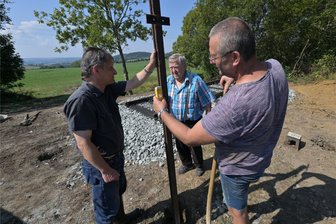 Eisenbahn-Enthusiasten im Erzgebirge erinnern an stillgelegte Strecke zwischen Zwönitz und Scheibenberg - An der ehemaligen Strecke Zwönitz – Scheibenberg entsteht ein eisenbahntechnischer Lehrpfad – im Bild Jens Hahn, Stefan Schneider und Jens Hanisch (v. l.).