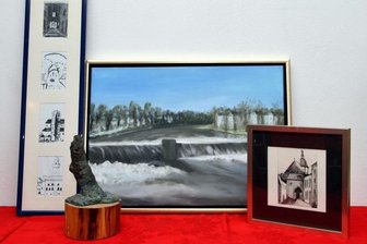 Eisenbahn-Fachmann entdeckt für sich die Kunst - Der Hobbykünstler probiert mit seinen Arbeiten verschiedene künstlerische Richtungen aus.