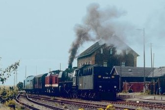 Eisenbahn-Fans sorgen für Bewegung - Ein Bild, das Andreas Petrak, Mitte der 1980er-Jahre aufgenommen hat. Dieser Güterzug fiel, wie er schildert, mangels Last aus, musste aber dennoch Richtung Rochlitz, um seine Sandfracht abzuholen. Daher war unter anderem auch diese Dampflok mit im Gespann dabei. 