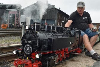 Eisenbahn fasziniert noch immer - Aus dem Ruhrgebiet war Klaus Heß mit Modellbahnfreunden und einer nachgebauten funktionsfähigen Modellbaulok in Oberwiesenthal dabei.