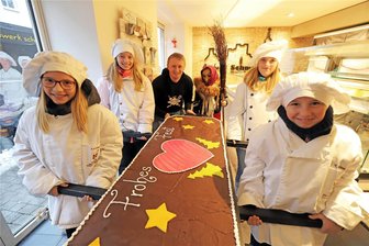 Eisenbahn, Hexenhaus und Riesen-Lebkuchen: Zum Weihnachtsmarkt in Frauenstein gibt es immer etwas Neues - Kora, Ronja, Ronny Schmieder, „Hexe“ Emilia, Betty und Valentina (v.l.) bewachen den Riesenlebkuchen von Frauenstein.