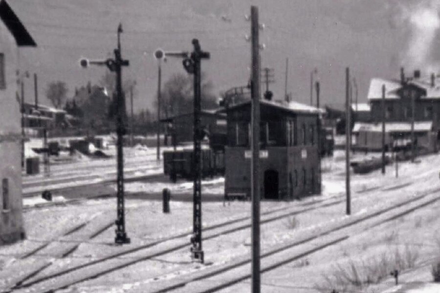 Eisenbahnenthusiast aus Brünlos: "Es war ein schwarzer Tag für Zwönitz" - Das Stellwerk am Bahnhof Zwönitz auf einer Aufnahme von 1950. Zu der Zeit, als das Foto gemacht wurde, hatte der Bahnhof noch seine Bedeutung als ein Knotenpunkt von Eisenbahnlinien. 