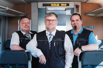 Eisenbahner aus Sachsen mit Herz: Ein Erzgebirger und eine Plauenerin sind Helden in der Not - Lokführer Sven Schimmel (Bildmitte) hat selbst im Prüfungsstress einen kühlen Kopf bewahrt, hier auf dem Foto mit seinen beiden Prüfern Steffen Richter (links) und Manuel Drechsel (rechts).