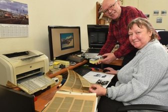 Eisenbahnfan macht Hobby zum Beruf: Wie ein Erzgebirger seinen eigenen Verlag gründete - Thomas Böttger ist Eisenbahnfan und hat sein Hobby seit der Wende zum Beruf gemacht. Er gilt als Experte für Verkehrsgeschichte in Sachsen und speziell im Erzgebirge. Vor allem seine Beiträge zur Eisenbahn sind bekannt. Den Familienbetrieb führt er mit Ehefrau Katrin Böttger. 