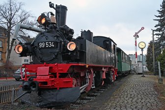 Eisenbahnfans im Erzgebirge bringen alte Dampflok in Schuss: Selbst ein Einfahrtsignal gehört zur Szenerie - Geyers Modelleisenbahner haben 2025 viel Arbeit in diese alte Dampflok investiert.
