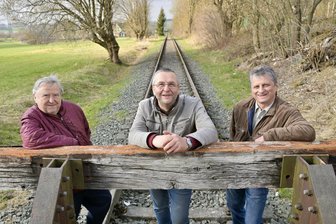 Eisenbahnfest im Erzgebirge: Interessengemeinschaft feiert 125 Jahre Strecke Zwönitz-Scheibenberg - Stefan Schneider, Jens Hanisch und Jens Hahn (von links) gehören zur Interessengemeinschaft Zwönitz-Scheibenberg, die am 1. Mai das Jubiläum 125 Jahre Bahnlinie Zwönitz - Scheibenberg feiert.