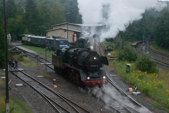 Eisenbahnfreunde haben Zugpferd zurück: Dampflok nach fast sechs Jahren wieder in Schwarzenberg - Die Dampflok 50 3616 ist seit Sonntagabend wieder zu Hause in Schwarzenberg. Fünf Jahre und zehn Monate war sie wegen Hauptuntersuchung und Reparaturen außer Betrieb.