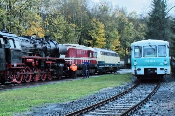 Eisenbahnfreunde warten sehnsüchtig auf ihre Dampflok - Fünf Jahre her: Letzte Vorbereitungen am 27. Oktober 2017 auf einem Gleis des Eisenbahnmuseums in Schwarzenberg für die Überführung der vereinseigenen Dampflok 50 3616 in das Dampflokwerk Meiningen. 