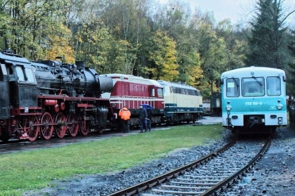 Eisenbahnfreunde warten sehnsüchtig auf ihre Dampflok - Fünf Jahre her: Letzte Vorbereitungen am 27. Oktober 2017 auf einem Gleis des Eisenbahnmuseums in Schwarzenberg für die Überführung der vereinseigenen Dampflok 50 3616 in das Dampflokwerk Meiningen. 