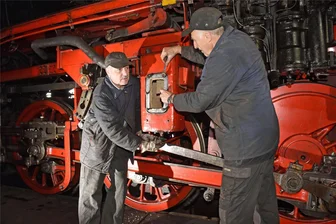 Eisenbahnmuseum Hilbersdorf: Neuer Dampfkessel für erkaltetes Stahlross - Die Vorbereitungen für die Hauptuntersuchung der Dampflok 50 3648 laufen. Andreas Schindler, links und Bernd Wildenhain vom Museumsteam Hilbersdorf beginnen, Bauteile von der Maschine abzuschrauben.