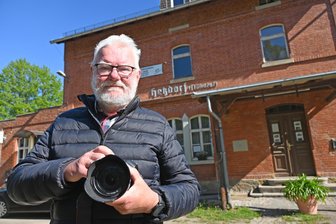 Eisenbahnnostalgie und Blasmusik im Flöhatal: Nur noch wenige Tage bis zum Hetzdorfer Bahnhofsfest - Hans Weiske bei Vorbereitungen des Eisenbahnjubiläums im Bahnhof Hetzdorf.