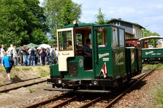 Eisenbahnprojekt: Hammerbrücke ist vorläufiger Endpunkt der Motordraisine - Ein Schnappschuss vom Hammerbrücker Bahnhofsfest 2010. Die Motordraisine des Schienen-Express wird zur Rückfahrt nach Schönheide-Süd vorbereitet.