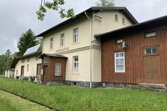 Eisenbahnromantik im Vogtland: In diesem Bahnhof können Gäste übernachten - Der Bahnhof Hammerbrücke - an Feiertagen und Wochenenden verkehrt hier der Wernesgrüner Schienenexpress.