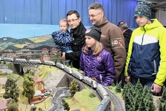 Eisenbahnschau sorgt für Andrang - Tristan mit Vater Ray Kropp aus Crottendorf, Aline Neubert, Vater Andreas Neubert und Steve Neubert aus Mildenau bewundern als Gäste die Schau der Modellbahnfreunde aus Cunersdorf. 