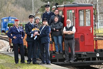 Eisenbahnverrückte Familie aus dem Chemnitztal: Mehr als nur ein Leben für den Museumsbahnhof - Die eisenbahnverrückte Familie: Leonore Bauch, Silvio Engel mit Tobias, Detlef Helmert, Conny Helmert, Robin Helmert, Martin Bauch, Petrinelle Hilpert und Hartmut Bauch (v. l.).