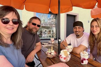 Eisessen rund um Flöha: Wenn „Schmeckt wie DDR“ das höchste Lob ist - Familie Engelhardt aus Wegefarth in Börners Eiscafé in Oederan.