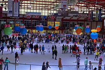 Eisfasching in Crimmitschau mit 800 Besuchern: So lief die Party am Faschingsdienstag - Großer Andrang: Rund 800 Besucher feierten am Dienstag beim Eisfasching in Crimmitschau.