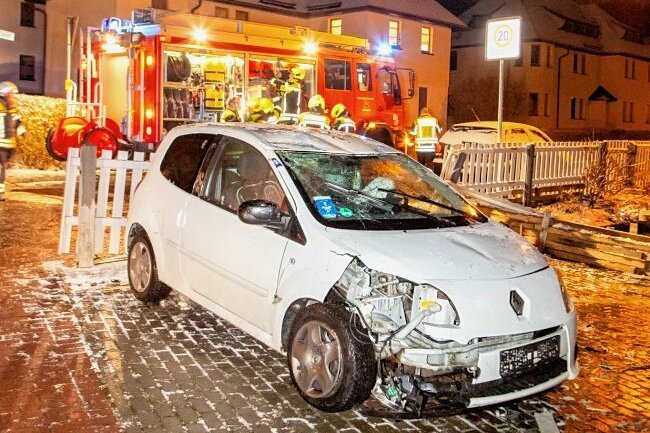 Eisglätte: Renault landet in Grundstück - Leicht verletzt hat eine 54-Jährige einen Unfall am Montagabend in Jahnsdorf überstanden. 