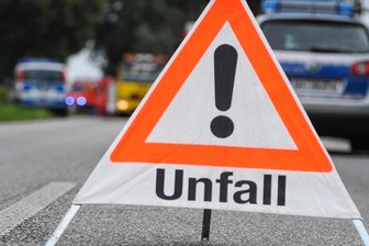 Eisglatte B 174 bei Zschopau: Skoda fährt in Leitplanke - Unfall am Silvestermorgen auf der B 174 bei Zschopau (Symbolfoto).