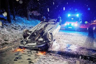 Eisglatte Fahrbahn in Chemnitz: Auto überschlägt sich auf der B 107 kurz vor Wittgensdorf - Auf winterglatter Straße hatte sich dieser Opel Samstagnacht überschlagen.
