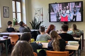 Eisgutschein für Rap-Video über Karl IV. belohnt Schüler aus dem Vogtland - OB Henry Ruß (vorn 2. v. l.) sah sich das Rap-Video über Kaiser Karl IV. an.