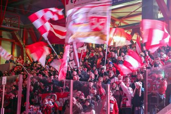 Eishockey-Abstiegskampf: Warum Polizisten im Dienst auf die Ergebnisse der Eispiraten Crimmitschau gucken dürfen - Gut gefüllt: Viele Anhänger aus Regensburg haben ihr Team im ersten und im dritten Spiel der Serie im Gäste-Fanblock unterstützt.