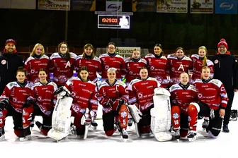 Eishockey: Crimmitschauer Frauen erleben eine durchwachsene Premierensaison - Die Frauenmannschaft des ETC Crimmitschau: Hinten von links: Trainer Daniel Kramer, Olivia Neumann, Lilly Weigand, Ella Brottka, Lisa-Marie Kahl, Elisabeth Podwitz, Emma Feigl, Lisa Ruschke, Alina Gottwald und Mannschaftsleiter Andreas Arlt. Vorn von links Pauline Hübel, Caroline Wagner, Leonie Franke, Frances Walther, Maya Löscher, Hannah Birnstein und Mia Mühlig.